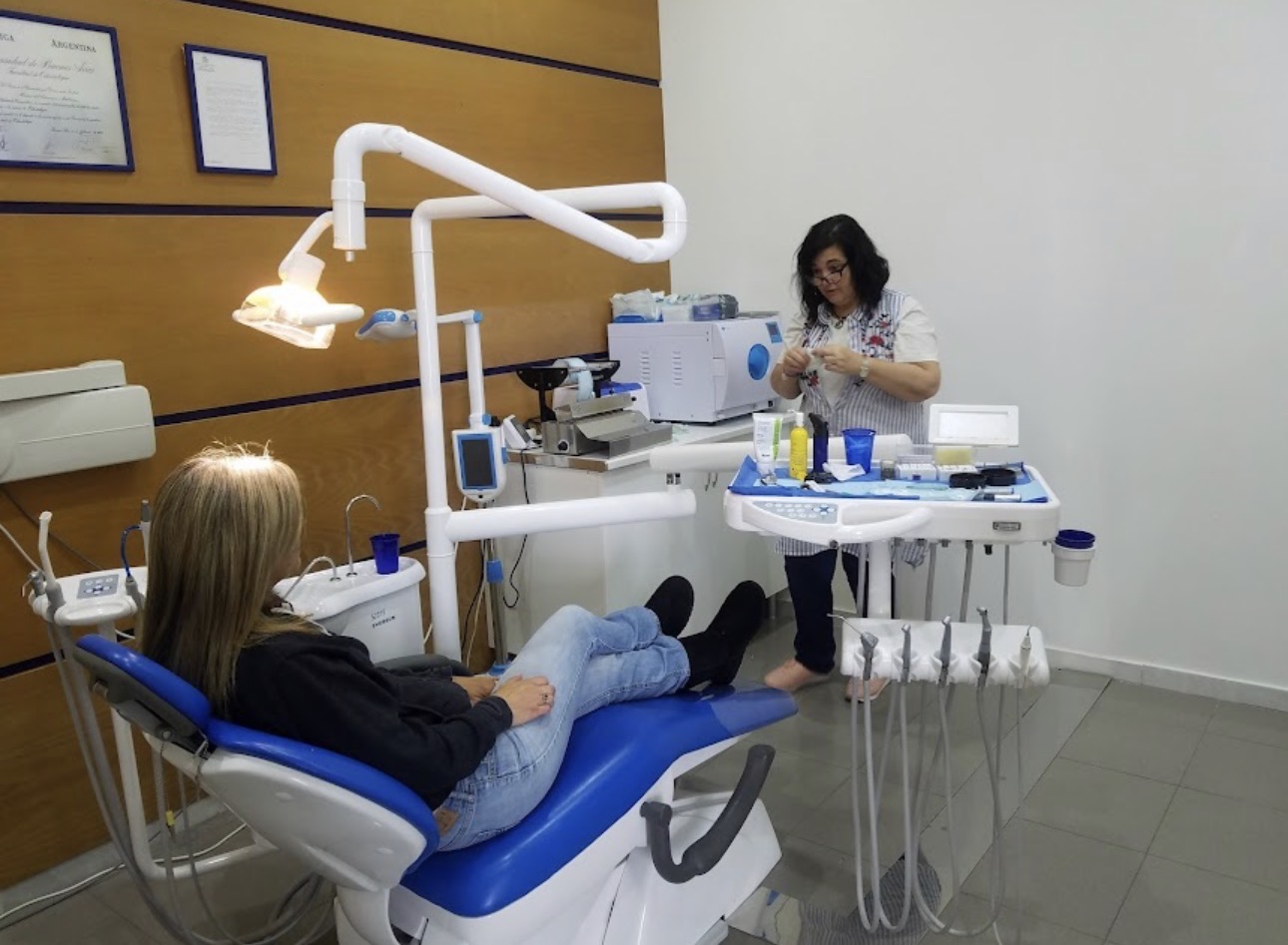 Sala de tratamiento de Clínica Dental Sonrisas con equipamiento digital