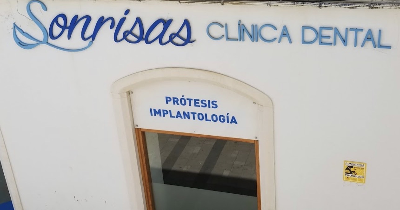 Letrero de la Clínica Dental Sonrisas